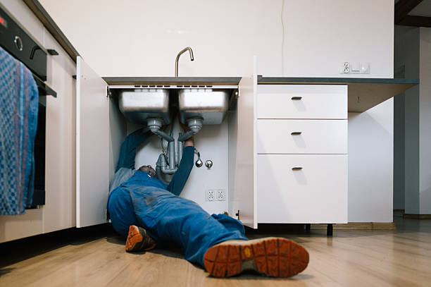 Professional Emergency Plumber technician working in Mustang, OK